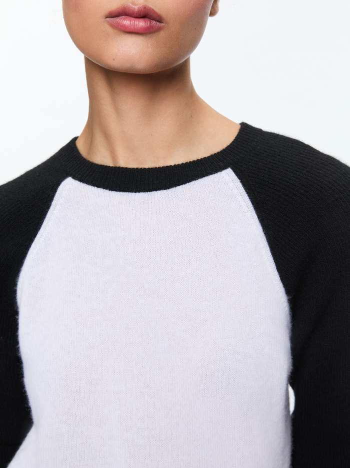 AMARI SHRUNKEN RAGLAN - ECRU/BLACK image 3 - Alice And Olivia