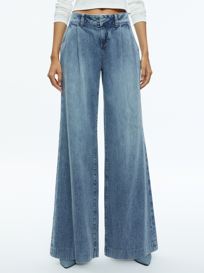 ERIC LOW RISE JEAN - SADIE LT VINTAGE BLUE - Alice And Olivia