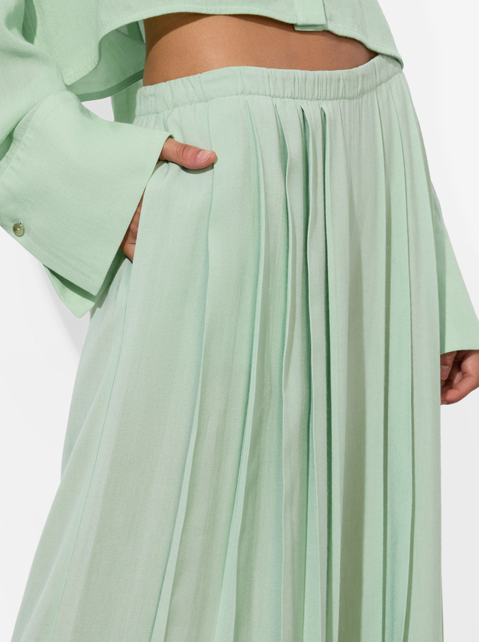 JENNA PLEATED PULL ON PANT - GREEN TEA image 3 - Alice And Olivia