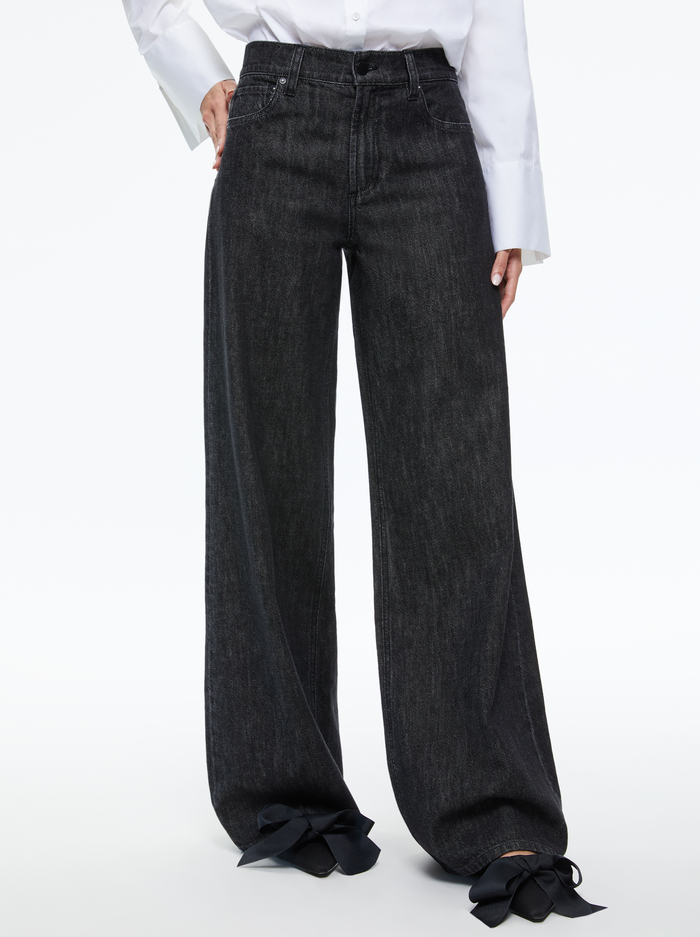 TRISH MID RISE BAGGY JEAN - MAYA SMOOTH BLACK - Alice And Olivia