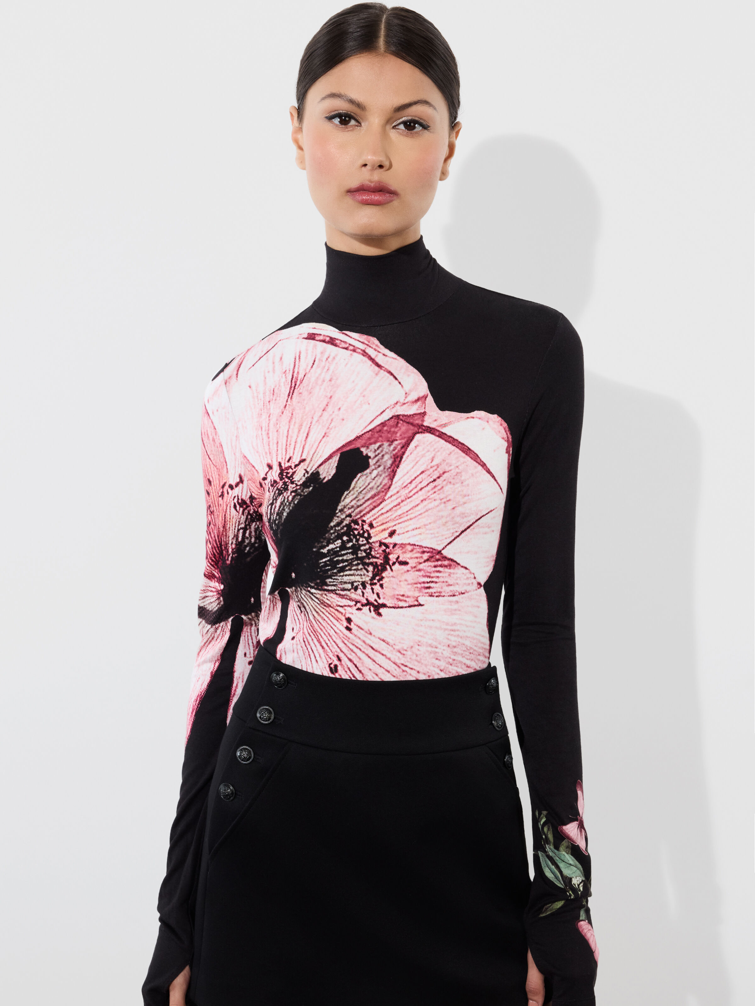 【Alice+Olivia】DELAINA 花柄 長袖 タートルネック トップス Delaina Long Sleeve Turtleneck Top In Luna Floral | Alice +
