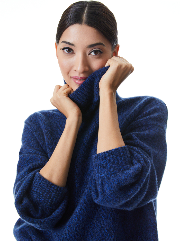 FRANKLYN TURTLENECK PULLOVER - NAVY MULTI image 3 - Alice And Olivia