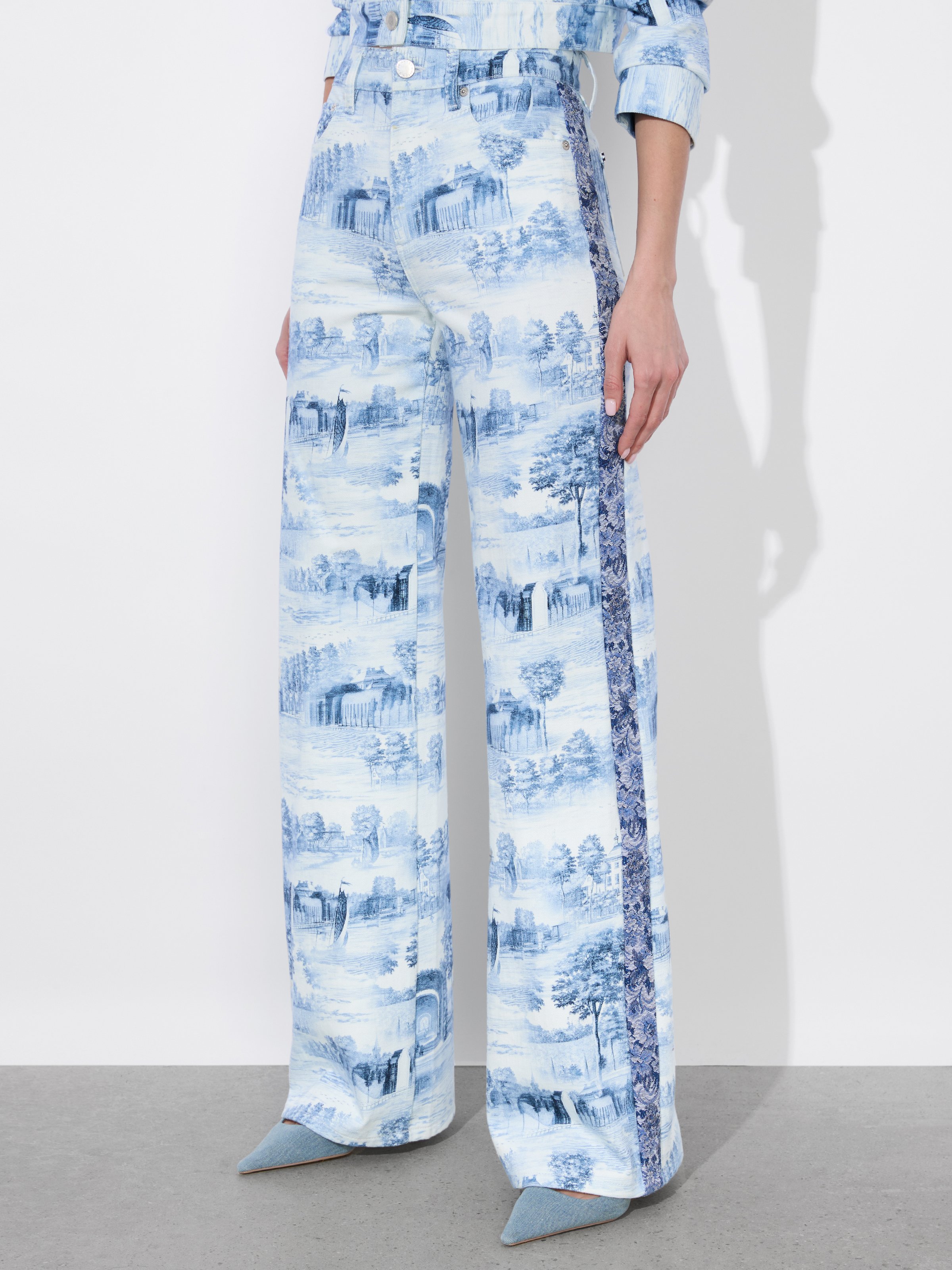 Alice And Olivia Weezy Printed Jean In Chateau