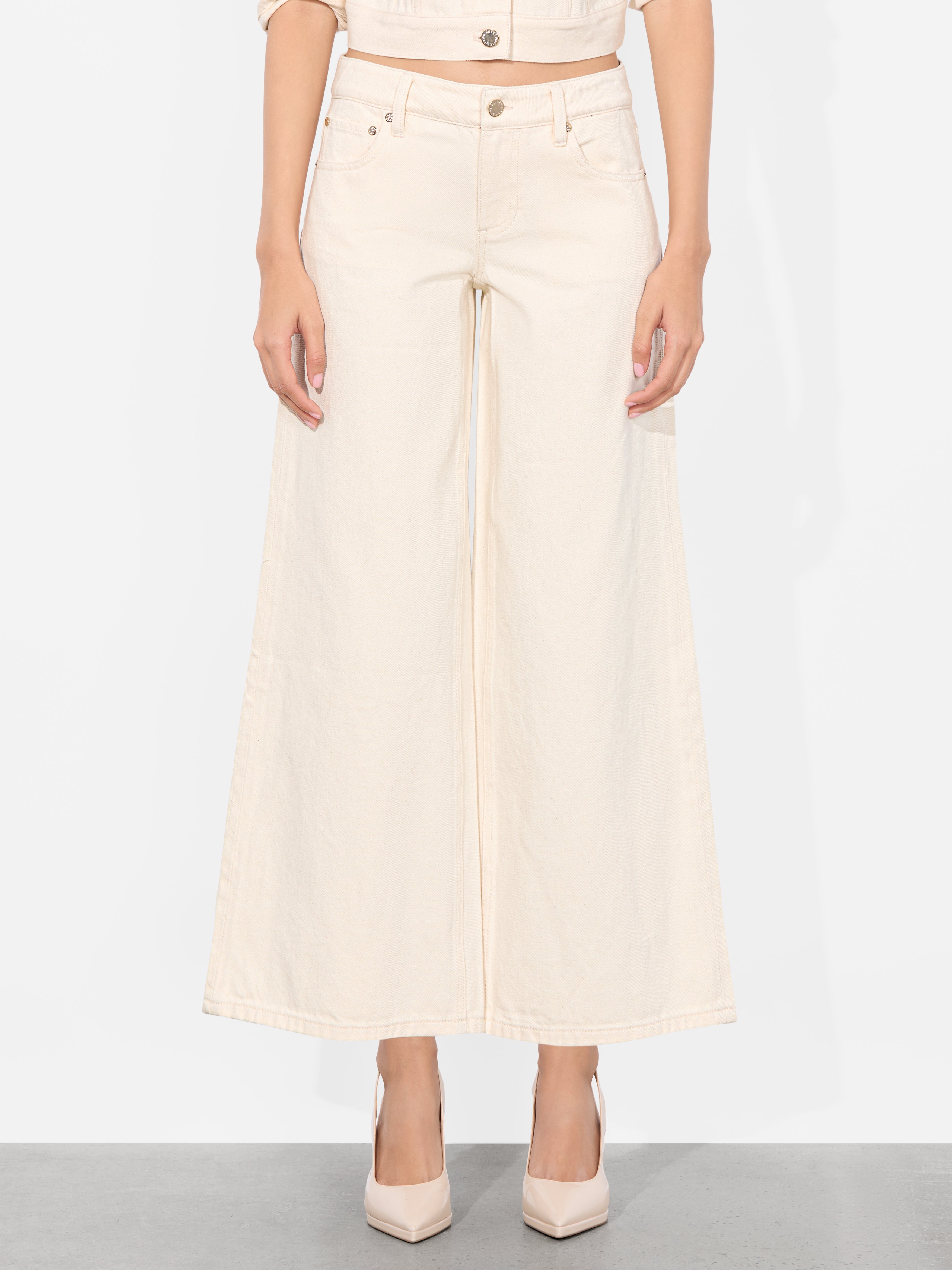 Alice And Olivia Amazing Cropped Jean In Neutral